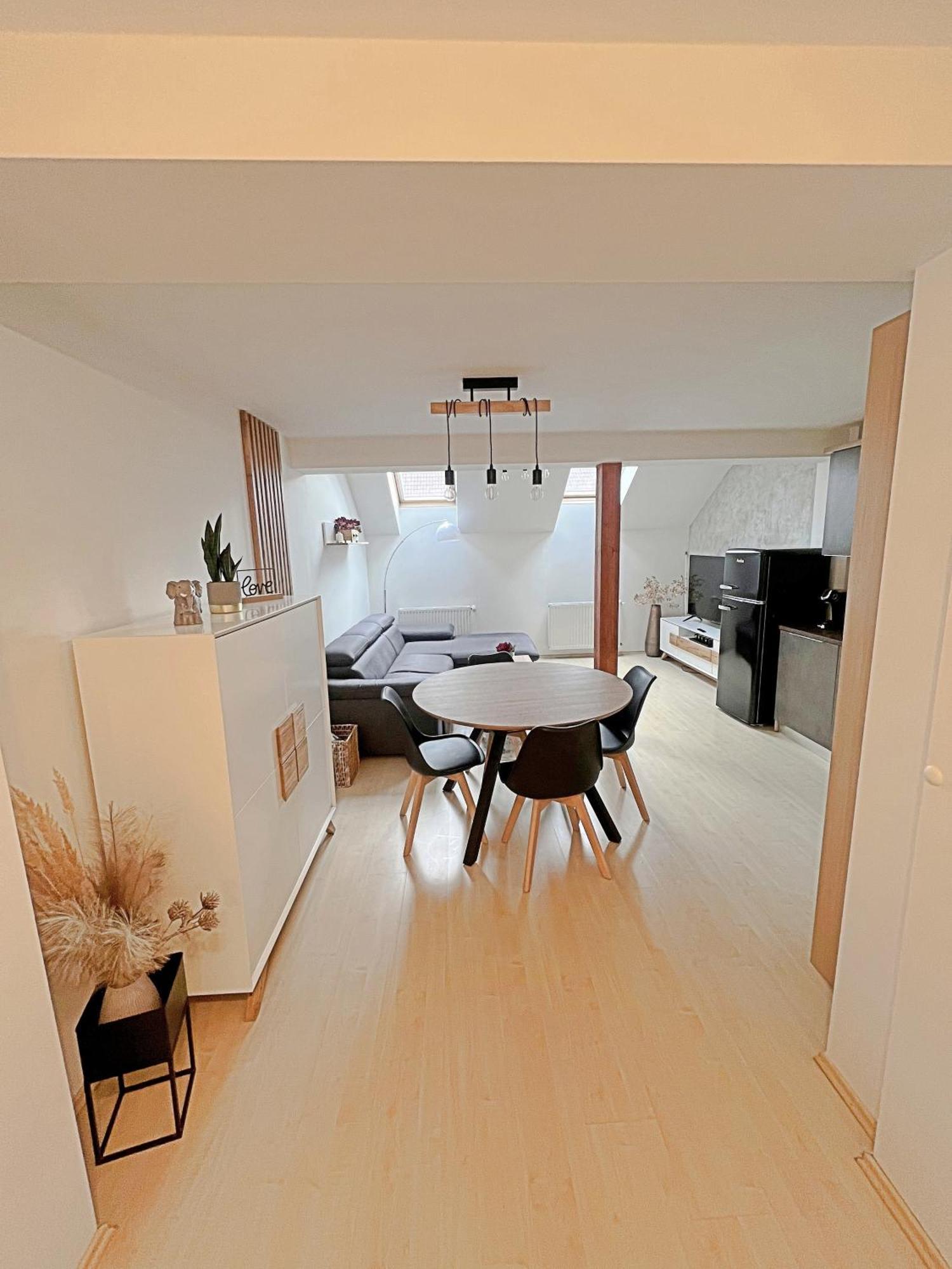 Mezonetovy Apartman V Centru Praga Exterior foto